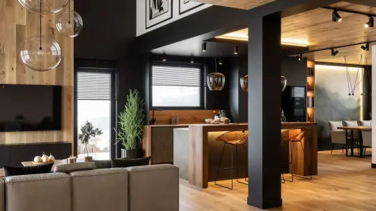 Apartament w Szczyrku z widokiem na Skrzyczne – widok na otwarty salon z kuchnią