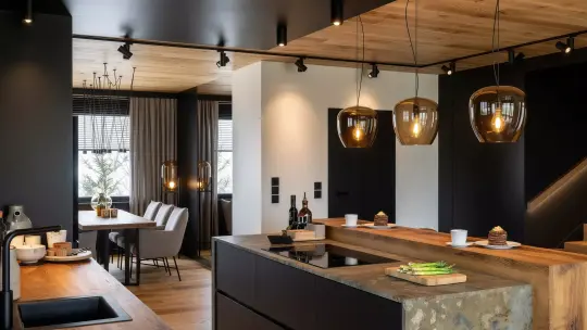 Apartament w Szczyrku z widokiem na Skrzyczne – widok na otwarty salon z kuchnią