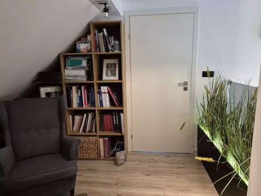 Biblioteczka na antresoli